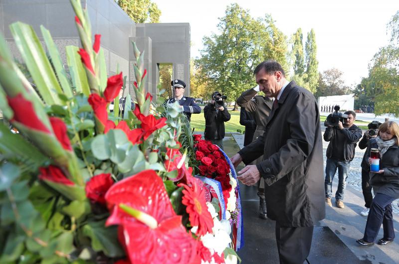 08.10.2013., Zagreb – U povodu Dana neovisnosti na groblju Mirogoju polozeni su zajednicki vijenci predsjednika Republike Hrvatske, predsjednika Hrvatskoga sabora, predsjednika Vlade RH, izaslanstva Oruzanih snaga i izaslanstvo Ravnateljstva policije. U p