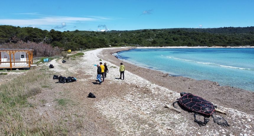 Uspješna akcija čišćenja plaže Sakarun Natura Jadere i Udruge mladih Zaglav Kake Bake Uspješna akcija čišćenja plaže Sakarun Natura Jadere i Udruge mladih Zaglav Kake Bake