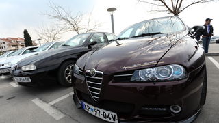 Zadar, 250312.
Vlasnici i ljubitelji automobilske marke Alfa Romeo okupili su se jutros na parkiralistu jedrilicarskog kluba Uskok kako bi pokazali svoje limene ljubimce i razgledali tudje.
Na slici: detalj sa dogadjanja.
Foto: Luka Gerlanc / CROPIX Zadar, 250312.
Vlasnici i ljubitelji automobilske marke Alfa Romeo okupili su se jutros na parkiralistu jedrilicarskog kluba Uskok kako bi pokazali svoje limene ljubimce i razgledali tudje.
Na slici: detalj sa dogadjanja.
Foto: Luka Gerlanc / CROPIX
