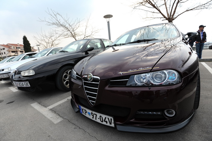 Zadar, 250312.
Vlasnici i ljubitelji automobilske marke Alfa Romeo okupili su se jutros na parkiralistu jedrilicarskog kluba Uskok kako bi pokazali svoje limene ljubimce i razgledali tudje.
Na slici: detalj sa dogadjanja.
Foto: Luka Gerlanc / CROPIX Zadar, 250312.
Vlasnici i ljubitelji automobilske marke Alfa Romeo okupili su se jutros na parkiralistu jedrilicarskog kluba Uskok kako bi pokazali svoje limene ljubimce i razgledali tudje.
Na slici: detalj sa dogadjanja.
Foto: Luka Gerlanc / CROPIX