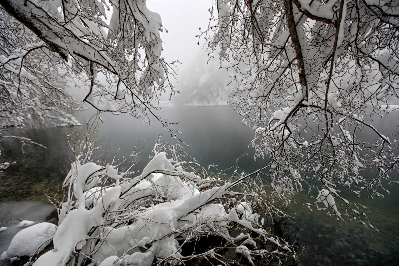 Zimska idila na snijegom prekrivenim Plitvičkim jezerima Zimska idila na snijegom prekrivenim Plitvičkim jezerima