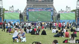 EURO 2016: Fan zona pored Eiffelovog tornja. Photo: Sanjin Strukić/PIXSELL EURO 2016: Fan zona pored Eiffelovog tornja. Photo: Sanjin Strukić/PIXSELL