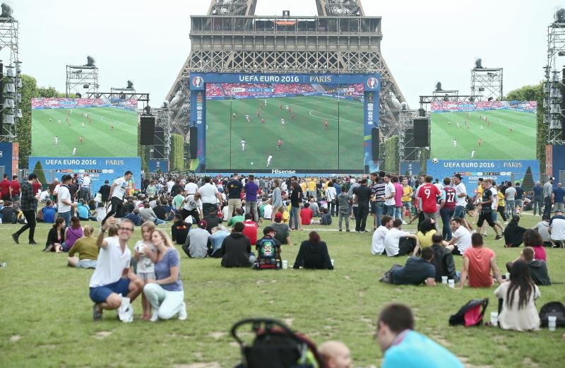 EURO 2016: Fan zona pored Eiffelovog tornja. Photo: Sanjin Strukić/PIXSELL EURO 2016: Fan zona pored Eiffelovog tornja. Photo: Sanjin Strukić/PIXSELL