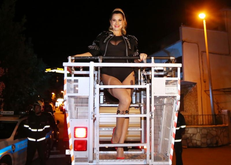 CMC Festival Vodice: Spektakularan dolazak Nives Celzijus u košari vatrogasnog vozila. Photo: Hrvoje Jelavić/PIXSELL CMC Festival Vodice: Spektakularan dolazak Nives Celzijus u košari vatrogasnog vozila. Photo: Hrvoje Jelavić/PIXSELL