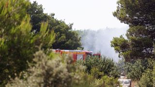 Vatrogasci i kanaderi lokalizirali požar u blizini gradskog deponija Vatrogasci i kanaderi lokalizirali požar u blizini gradskog deponija