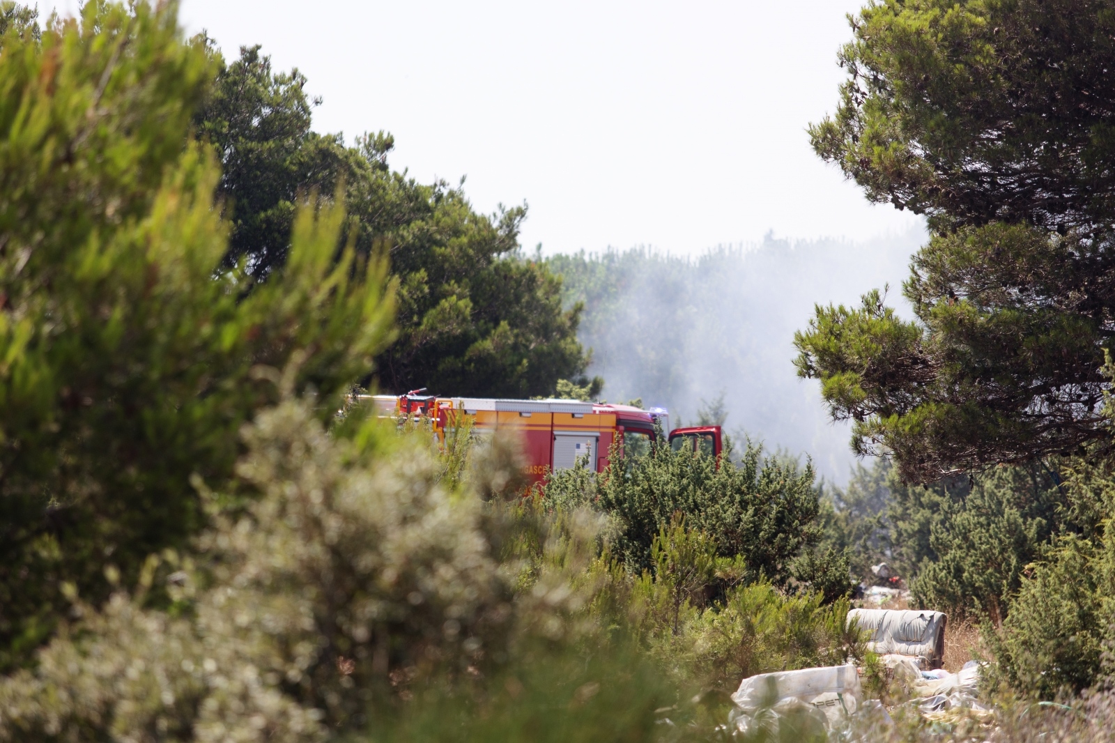 Vatrogasci i kanaderi lokalizirali požar u blizini gradskog deponija Vatrogasci i kanaderi lokalizirali požar u blizini gradskog deponija