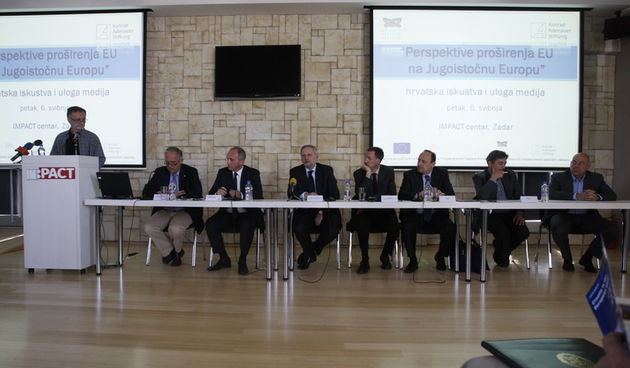 Zadar, 060511.
Ministar obrane Davor Bozinovic odrzao je u Zadru u prostorijama im Pacta predavanje na temu Hrvatska, 28. clanica EU – treba li joj nova vanjska i sigurnosna politika.
Foto: Jure Miskovic / CROPIX