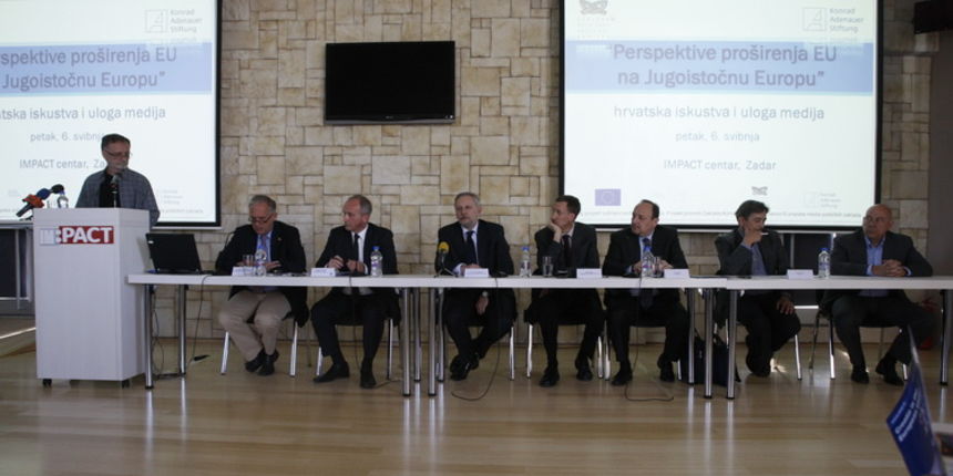 Zadar, 060511.
Ministar obrane Davor Bozinovic odrzao je u Zadru u prostorijama im Pacta predavanje na temu Hrvatska, 28. clanica EU – treba li joj nova vanjska i sigurnosna politika.
Foto: Jure Miskovic / CROPIX