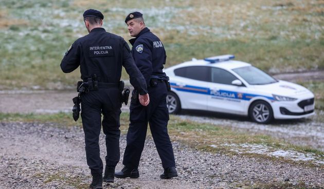 Vatrogasci, policija i HGSS se pripremaju za nastavak potrage za djetetom u rijeci Savi Vatrogasci, policija i HGSS se pripremaju za nastavak potrage za djetetom u rijeci Savi