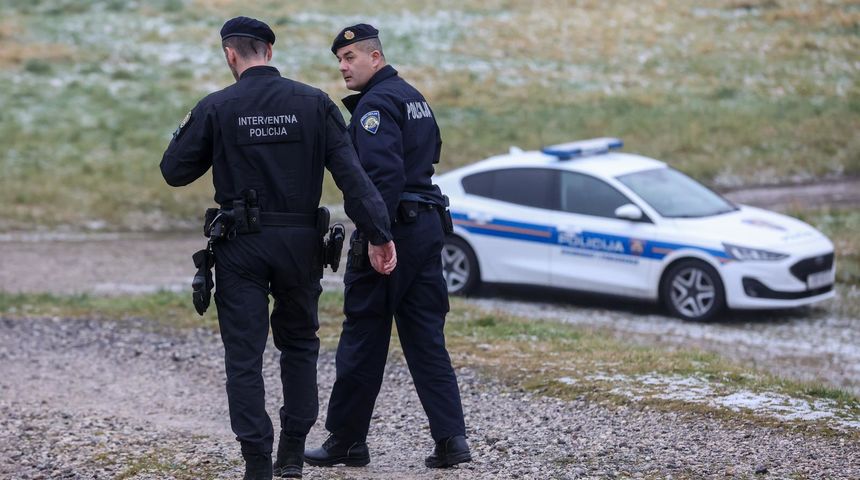 Vatrogasci, policija i HGSS se pripremaju za nastavak potrage za djetetom u rijeci Savi Vatrogasci, policija i HGSS se pripremaju za nastavak potrage za djetetom u rijeci Savi