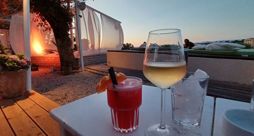 Garden bar vino koktel alkohol Garden bar vino koktel alkohol