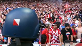 Nekoliko bijednih huligana baca baklje i topovski udar na utakmici između Hrvatske i Češke u Saint Etienneu. Photo: Sanjin Strukić/PIXSELL Nekoliko bijednih huligana baca baklje i topovski udar na utakmici između Hrvatske i Češke u Saint Etienneu. Photo: Sanjin Strukić/PIXSELL