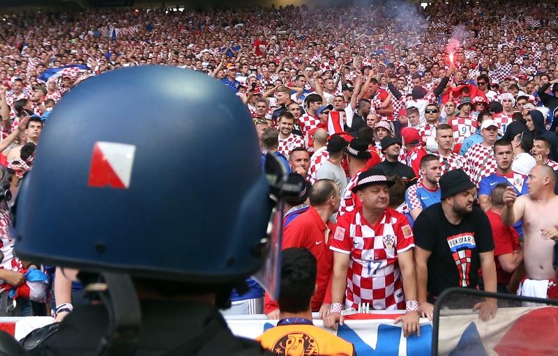 Nekoliko bijednih huligana baca baklje i topovski udar na utakmici između Hrvatske i Češke u Saint Etienneu. Photo: Sanjin Strukić/PIXSELL Nekoliko bijednih huligana baca baklje i topovski udar na utakmici između Hrvatske i Češke u Saint Etienneu. Photo: Sanjin Strukić/PIXSELL