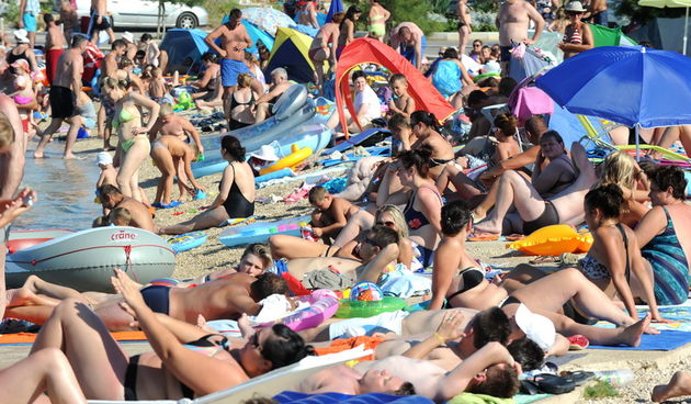 Zadar, 030811.
Na otoku Viru stalno boravi oko 3000 stanovnika dok se ta brojka ljeti poveca na cak 50.000 sto se vidi i po guzvama na plazama gdje se nema mjesta ni za rucnik.
Foto: Andrija Lucic / Cropix