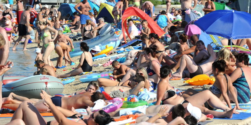 Zadar, 030811.
Na otoku Viru stalno boravi oko 3000 stanovnika dok se ta brojka ljeti poveca na cak 50.000 sto se vidi i po guzvama na plazama gdje se nema mjesta ni za rucnik.
Foto: Andrija Lucic / Cropix