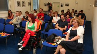 Centar za mirovne studije organizirao je tribinu s Mimom Simić, spisateljicom, filmskom kritičarkom i aktivistkinjom, porijeklom iz Zadra. Na tribini je najavljen filmski i umjetnički festival koji ce se uskoro odrzati u kuli Stojana Jankovića u Islamu Gr