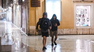 Kiša je potopila ulice grada. Jesen je stigla u svom svojem sjaju