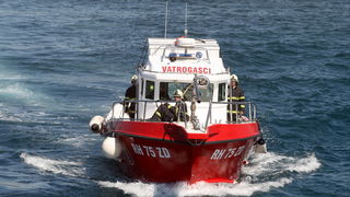 Zadar, 190413.
Pokazno-edukacijska vjezba spasavanja na moru “More i sigurnost” na moru ispred Morskih orgulja; sudjelovalo je 14 institucija (policija, vatrogasci, Crveni kriz, hitna pomoc, ronilacki klubovi…). Simuliran je pozar na Jadrolinijinom traj
