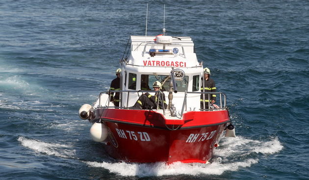 Zadar, 190413.
Pokazno-edukacijska vjezba spasavanja na moru “More i sigurnost” na moru ispred Morskih orgulja; sudjelovalo je 14 institucija (policija, vatrogasci, Crveni kriz, hitna pomoc, ronilacki klubovi…). Simuliran je pozar na Jadrolinijinom traj