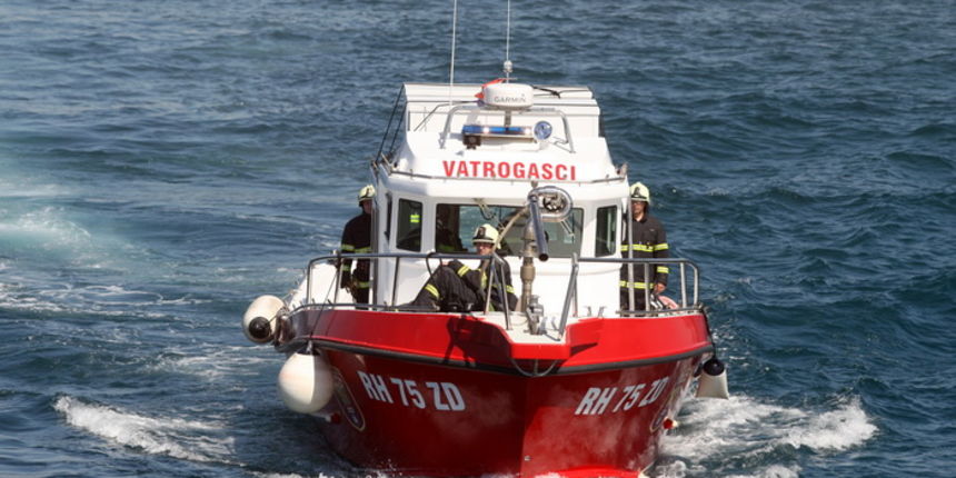 Zadar, 190413.
Pokazno-edukacijska vjezba spasavanja na moru “More i sigurnost” na moru ispred Morskih orgulja; sudjelovalo je 14 institucija (policija, vatrogasci, Crveni kriz, hitna pomoc, ronilacki klubovi…). Simuliran je pozar na Jadrolinijinom traj