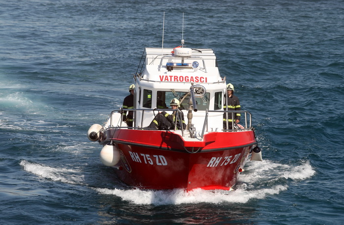 Zadar, 190413.
Pokazno-edukacijska vjezba spasavanja na moru “More i sigurnost” na moru ispred Morskih orgulja; sudjelovalo je 14 institucija (policija, vatrogasci, Crveni kriz, hitna pomoc, ronilacki klubovi…). Simuliran je pozar na Jadrolinijinom traj