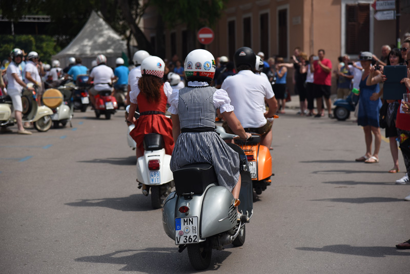 Spektakularni defile vespaša, foto: Vinko Pešić Spektakularni defile vespaša, foto: Vinko Pešić