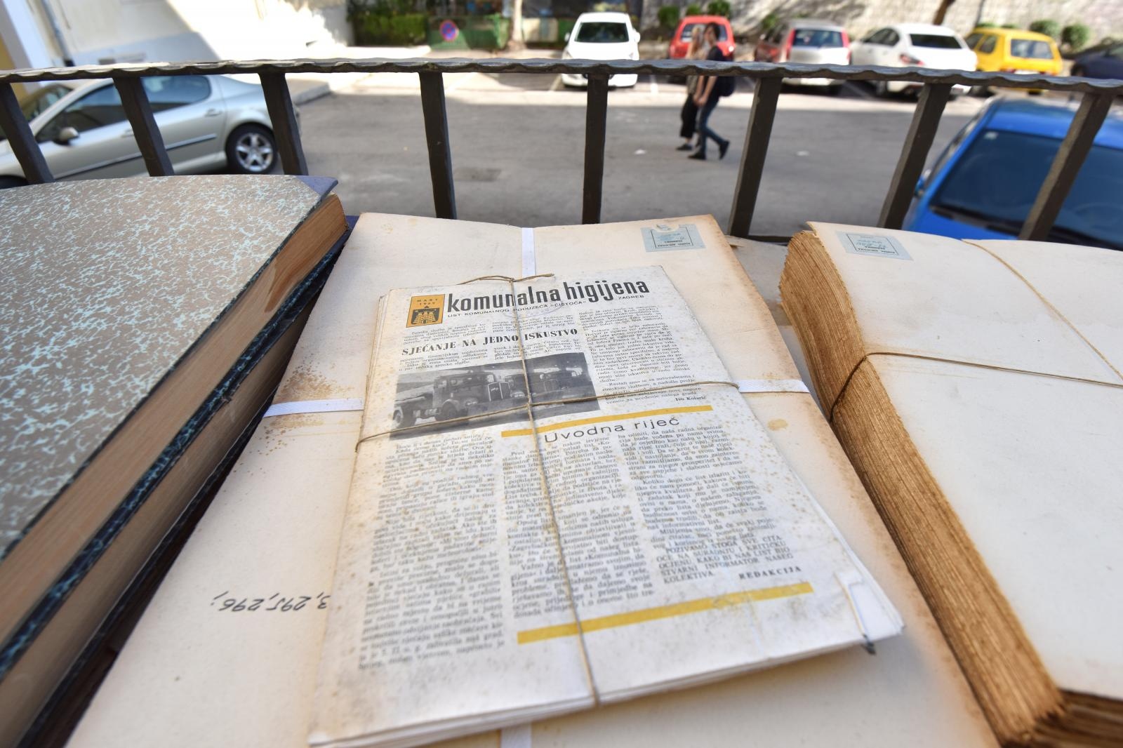 Smočena građa Znanstvene knjižnice Zadar suši se na suncu Smočena građa Znanstvene knjižnice Zadar suši se na suncu