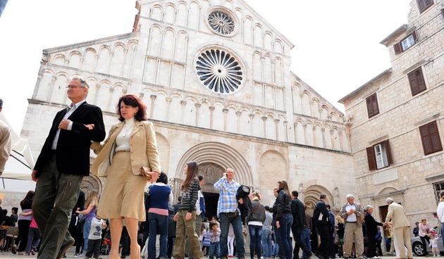 Zadar, 240411.
Uskrsnju misu u katedrali Sv. Stosije predvodio je zadarski nadbiskup Zelimir Puljic.
Foto : Andrija Lucic / cropix