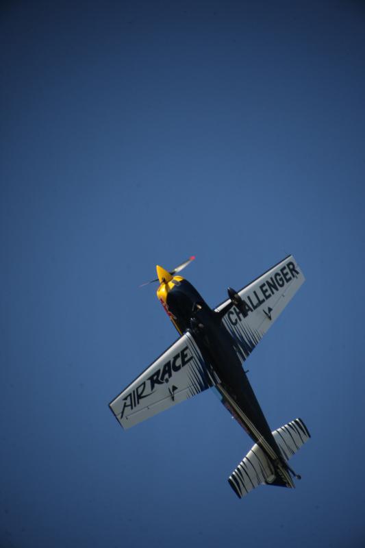 Aerodrom Vrsar domacin Red Bull Air Race Svjetskog prvenstva 2014. Red Bull Air Race okuplja najbolje svjetske pilote koji kombinacijom brzine, preciznosti i vjestine upravljaju okretnim avionima, provlaceci se kroz 25 m visoka vrata, do brzine od cak 370 Aerodrom Vrsar domacin Red Bull Air Race Svjetskog prvenstva 2014. Red Bull Air Race okuplja najbolje svjetske pilote koji kombinacijom brzine, preciznosti i vjestine upravljaju okretnim avionima, provlaceci se kroz 25 m visoka vrata, do brzine od cak 370