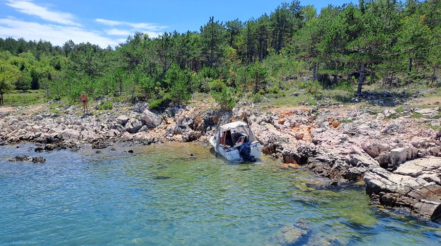 Jedna ozlijeđena osoba i dvoje spašenih brodolomaca, bez onečišćenja mora i morskog okoliša Jedna ozlijeđena osoba i dvoje spašenih brodolomaca, bez onečišćenja mora i morskog okoliša