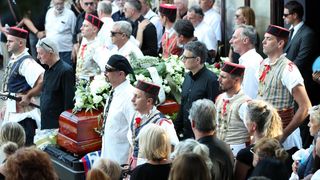 Posljednji ispraćaj Olivera Dragojevića na groblju Sveti Roko u Veloj Luci Posljednji ispraćaj Olivera Dragojevića na groblju Sveti Roko u Veloj Luci