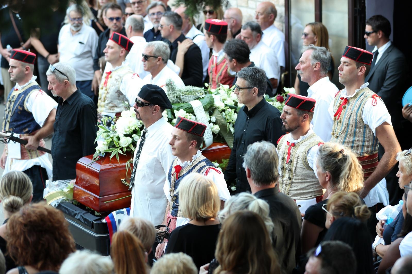 Posljednji ispraćaj Olivera Dragojevića na groblju Sveti Roko u Veloj Luci Posljednji ispraćaj Olivera Dragojevića na groblju Sveti Roko u Veloj Luci