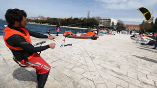 Zadar, 040410.
Na zadarskoj rivi u organizaciji kluba kluba Spinaker odrzala se prva medjunarodna kitesurfing regata, uz sudjelovanje natjecatelja iz Hrvatske, Ceske, Austrije i Slovenije. 
Na fotografiji natjecanje u zadarskom kanalu.
Foto: Vladimir Ivan