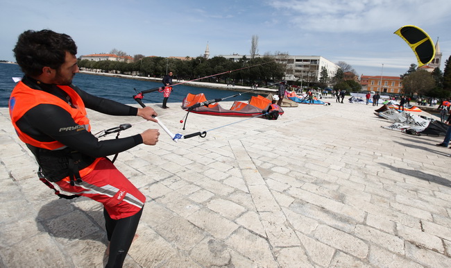 Zadar, 040410.
Na zadarskoj rivi u organizaciji kluba kluba Spinaker odrzala se prva medjunarodna kitesurfing regata, uz sudjelovanje natjecatelja iz Hrvatske, Ceske, Austrije i Slovenije. 
Na fotografiji natjecanje u zadarskom kanalu.
Foto: Vladimir Ivan