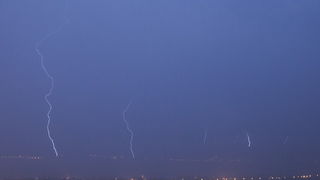 Kastela, 130912.
Prodorom hladnog zraka te formiranjem ciklone koju je Crometeo Tim nazvao “Dujomir” u ranim jutarnjim satima Splitsku okolicu je zahvatilo jako grmljavinsko nevrijeme. U samom Splitu je jutros palo 40 litara po metru cetvornom.
Na slici Kastela, 130912.
Prodorom hladnog zraka te formiranjem ciklone koju je Crometeo Tim nazvao “Dujomir” u ranim jutarnjim satima Splitsku okolicu je zahvatilo jako grmljavinsko nevrijeme. U samom Splitu je jutros palo 40 litara po metru cetvornom.
Na slici