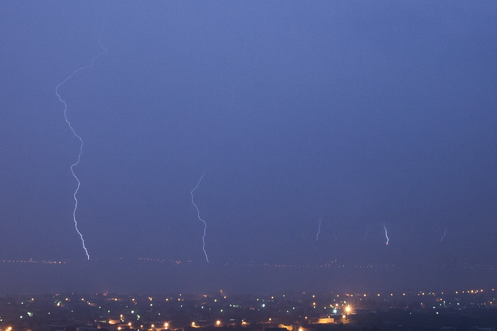 Kastela, 130912.
Prodorom hladnog zraka te formiranjem ciklone koju je Crometeo Tim nazvao “Dujomir” u ranim jutarnjim satima Splitsku okolicu je zahvatilo jako grmljavinsko nevrijeme. U samom Splitu je jutros palo 40 litara po metru cetvornom.
Na slici Kastela, 130912.
Prodorom hladnog zraka te formiranjem ciklone koju je Crometeo Tim nazvao “Dujomir” u ranim jutarnjim satima Splitsku okolicu je zahvatilo jako grmljavinsko nevrijeme. U samom Splitu je jutros palo 40 litara po metru cetvornom.
Na slici