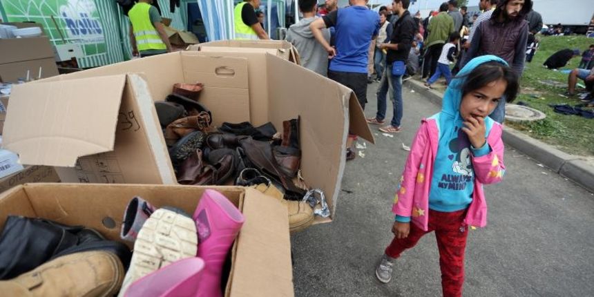 Bregana – Izbjeglice prelaze Slovensku granicu. Organiziran je prijevoz izbjeglica autobusima. Photo: Goran Jakus/PIXSELL Bregana – Izbjeglice prelaze Slovensku granicu. Organiziran je prijevoz izbjeglica autobusima. Photo: Goran Jakus/PIXSELL