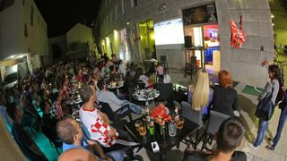 Utakmica Hrvatske i Kameruna gledala se u zadarskim kafićima, foto: Filip Brala/PIXSELL Utakmica Hrvatske i Kameruna gledala se u zadarskim kafićima, foto: Filip Brala/PIXSELL
