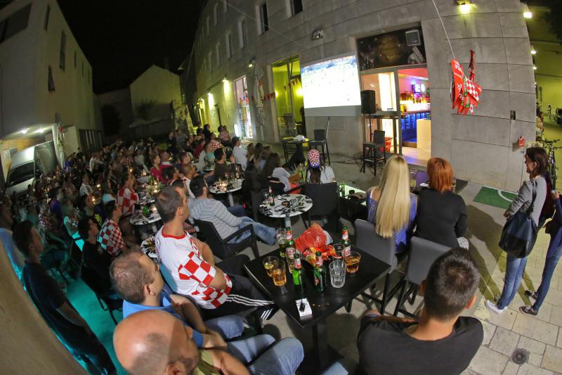 Utakmica Hrvatske i Kameruna gledala se u zadarskim kafićima, foto: Filip Brala/PIXSELL Utakmica Hrvatske i Kameruna gledala se u zadarskim kafićima, foto: Filip Brala/PIXSELL