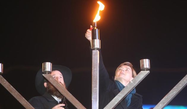 Trg bana Josipa Jelacica, Zagreb – Paljenjem prvog plamena na velikoj menori zapocela proslava zidovskog blagdana Hanuke. Plamen su zapalili rabin Pinhas Zaklas i zamjenica gradonacelnika Sandra Svaljek. Photo: Dalibor Urukalovic/PIXSELL