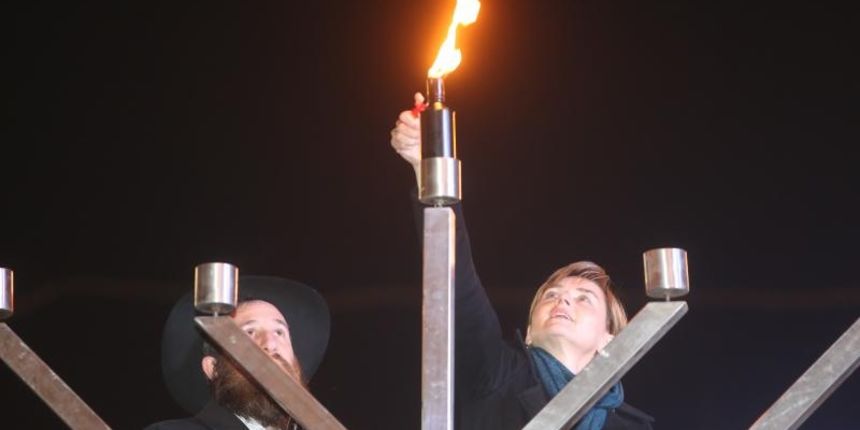 Trg bana Josipa Jelacica, Zagreb – Paljenjem prvog plamena na velikoj menori zapocela proslava zidovskog blagdana Hanuke. Plamen su zapalili rabin Pinhas Zaklas i zamjenica gradonacelnika Sandra Svaljek. Photo: Dalibor Urukalovic/PIXSELL Trg bana Josipa Jelacica, Zagreb – Paljenjem prvog plamena na velikoj menori zapocela proslava zidovskog blagdana Hanuke. Plamen su zapalili rabin Pinhas Zaklas i zamjenica gradonacelnika Sandra Svaljek. Photo: Dalibor Urukalovic/PIXSELL