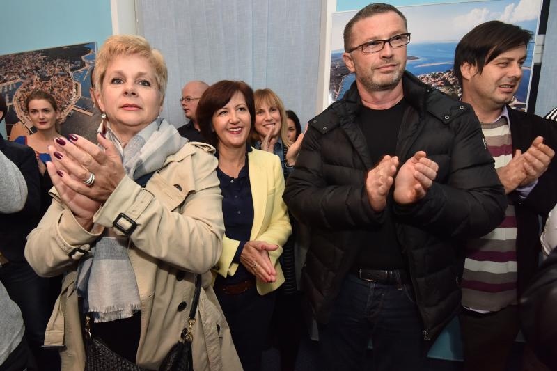 Zadar – Bozidar Kalmeta u stranackim prostorijama HDZ-a pratio rezultate izbora. Photo: Dino Stanin/PIXSELL