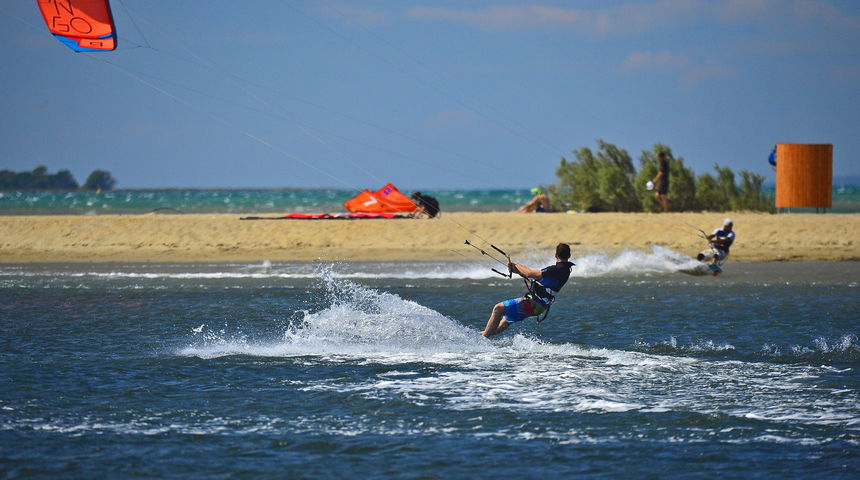 Kitesurferi na ninskoj plaži Ždrijac Kitesurferi na ninskoj plaži Ždrijac