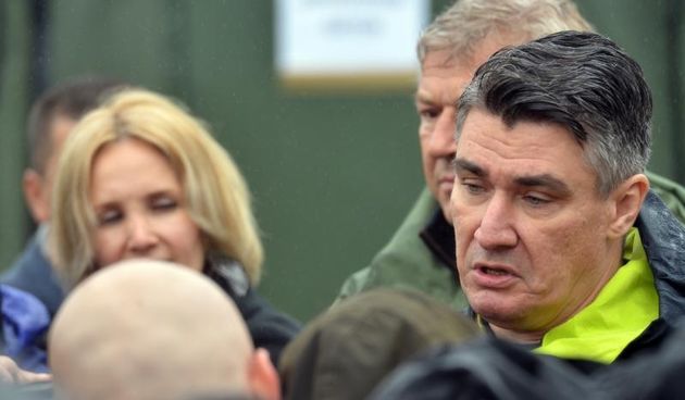 Opatovac – Premjer Zoran Milanovic posjetio je privremeni izbjeglicki kamp u kojem je djelatnicima policije cestitao njihov dan. Milanovicu su se pridruzili ministri Ranko Ostojic i Ante Kotramanovic. Photo: Marko Jurinec/PIXSELL