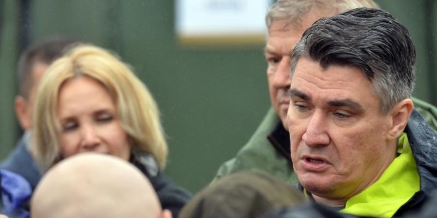 Opatovac – Premjer Zoran Milanovic posjetio je privremeni izbjeglicki kamp u kojem je djelatnicima policije cestitao njihov dan. Milanovicu su se pridruzili ministri Ranko Ostojic i Ante Kotramanovic. Photo: Marko Jurinec/PIXSELL Opatovac – Premjer Zoran Milanovic posjetio je privremeni izbjeglicki kamp u kojem je djelatnicima policije cestitao njihov dan. Milanovicu su se pridruzili ministri Ranko Ostojic i Ante Kotramanovic. Photo: Marko Jurinec/PIXSELL