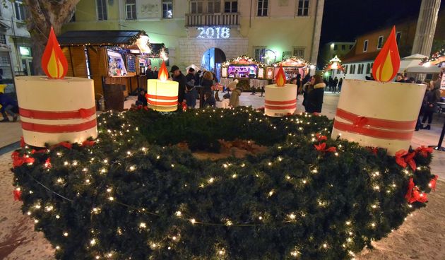 Na Trgu Petra Zoranića upaljena prva adventska svijeća