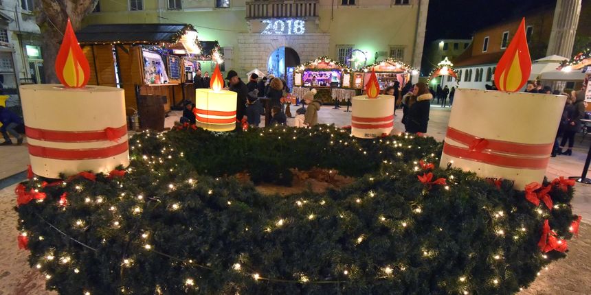 Na Trgu Petra Zoranića upaljena prva adventska svijeća