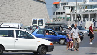 Zadar, 270712.
Stanari tzv. Galicevih zgrada u Diklu su nakon posjete gradonacelniku odrzali prosvjed blokirajuci promet u centru grada na pjesackom prijelazu koji s mosta vodi u stari dio grada. Promet je bio blokiran pola sata prema najavi stanara. Razl