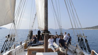 Kod otoka Prvića snimljen spot za pjesmu “Plovim” Tomislava Bralića i klape Intrade!