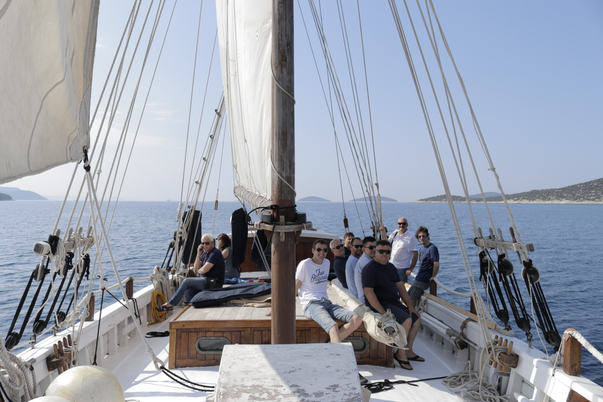 Kod otoka Prvića snimljen spot za pjesmu “Plovim” Tomislava Bralića i klape Intrade!